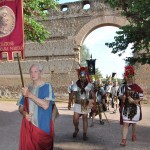 Gruppo esce dalla Villa dopo aver reso gli onori